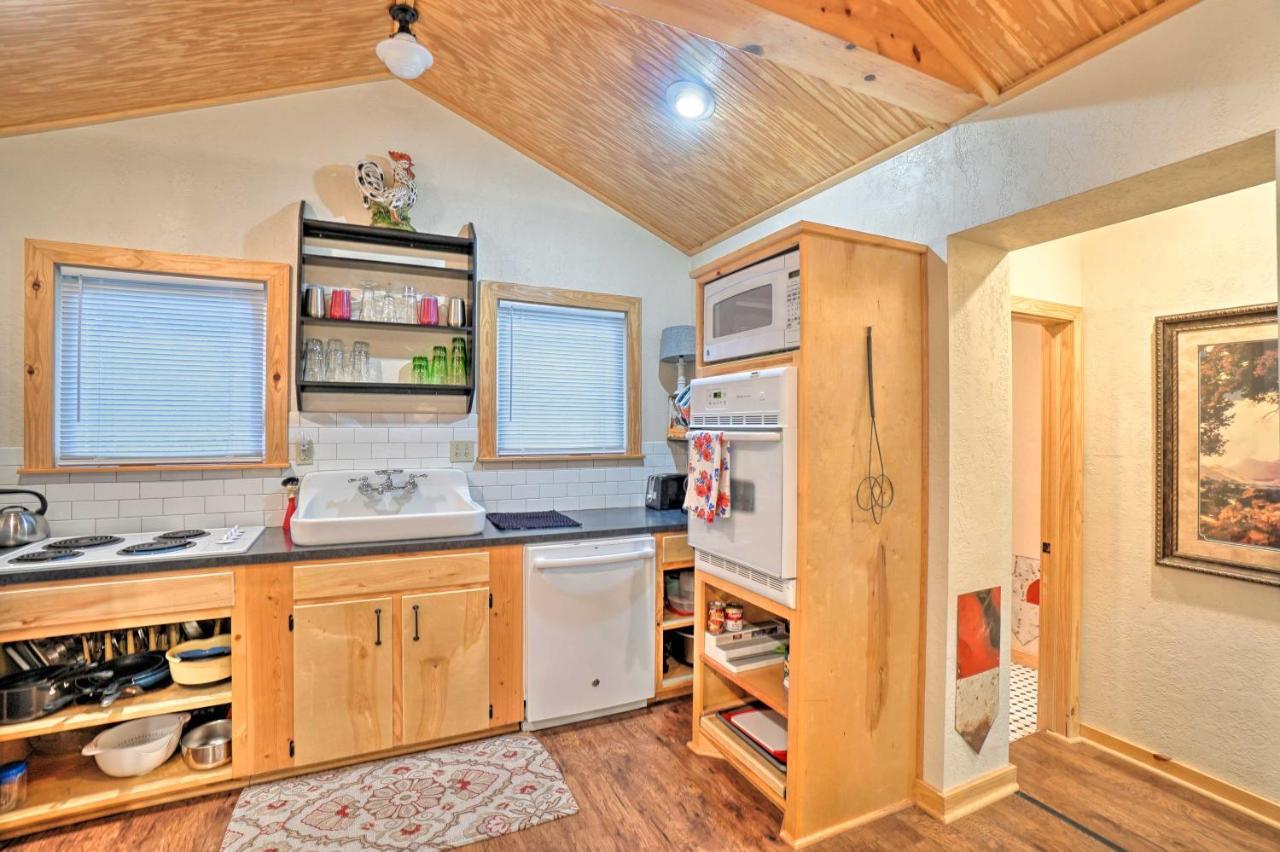 Charming Hilltop Cottage In Medicine Park! Buitenkant foto