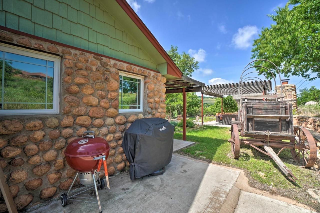 Charming Hilltop Cottage In Medicine Park! Buitenkant foto