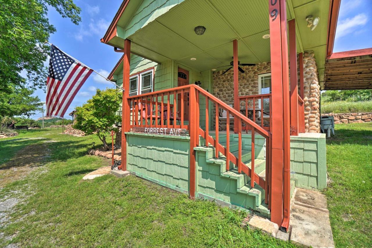 Charming Hilltop Cottage In Medicine Park! Buitenkant foto