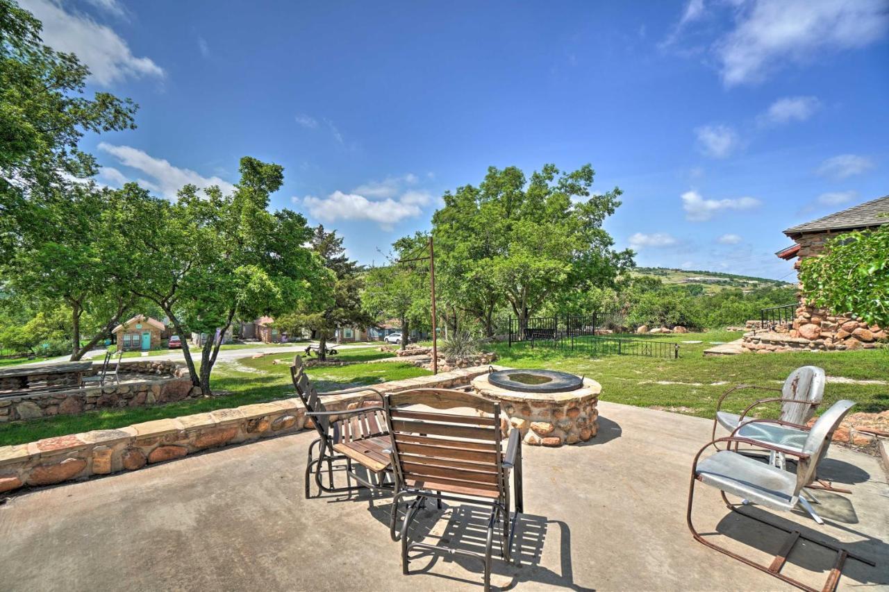 Charming Hilltop Cottage In Medicine Park! Buitenkant foto